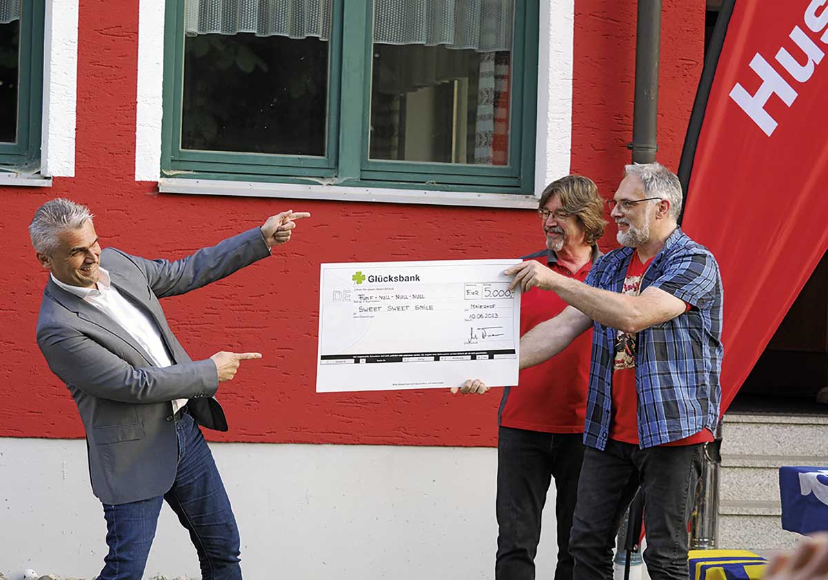 Sichtliche Freude bei Dr. Max Loy vom Verein Sweet Sweet Smile über die Spende