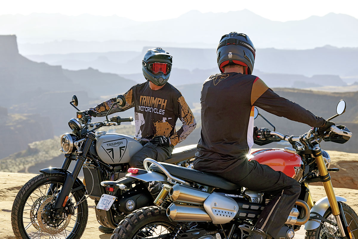 Triumph Scrambler 1200 X (grau) und XE (rot)