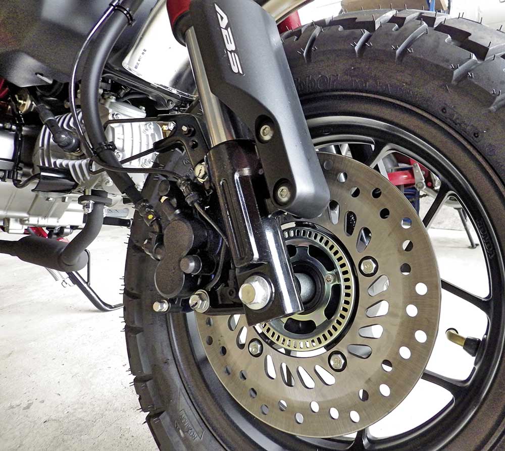 Vorne unterstützt ein ABS den Fahrer