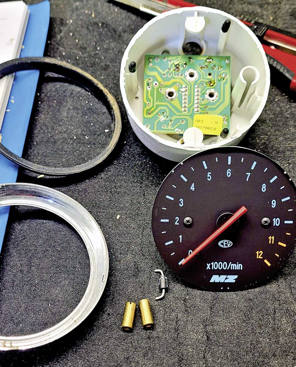 Reparatur nötig - Drehzahlmesser zerlegt