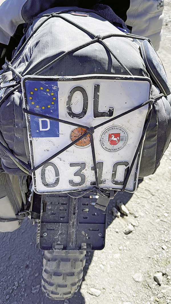 Fluchtversuch - das Kennzeichen braucht mehr Schrauben