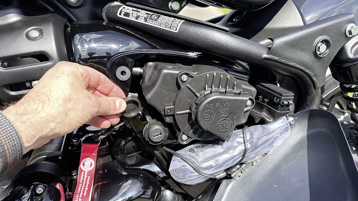 Etwas ungünstig sitzt die USB-Steckdose hinterm Seitendeckel