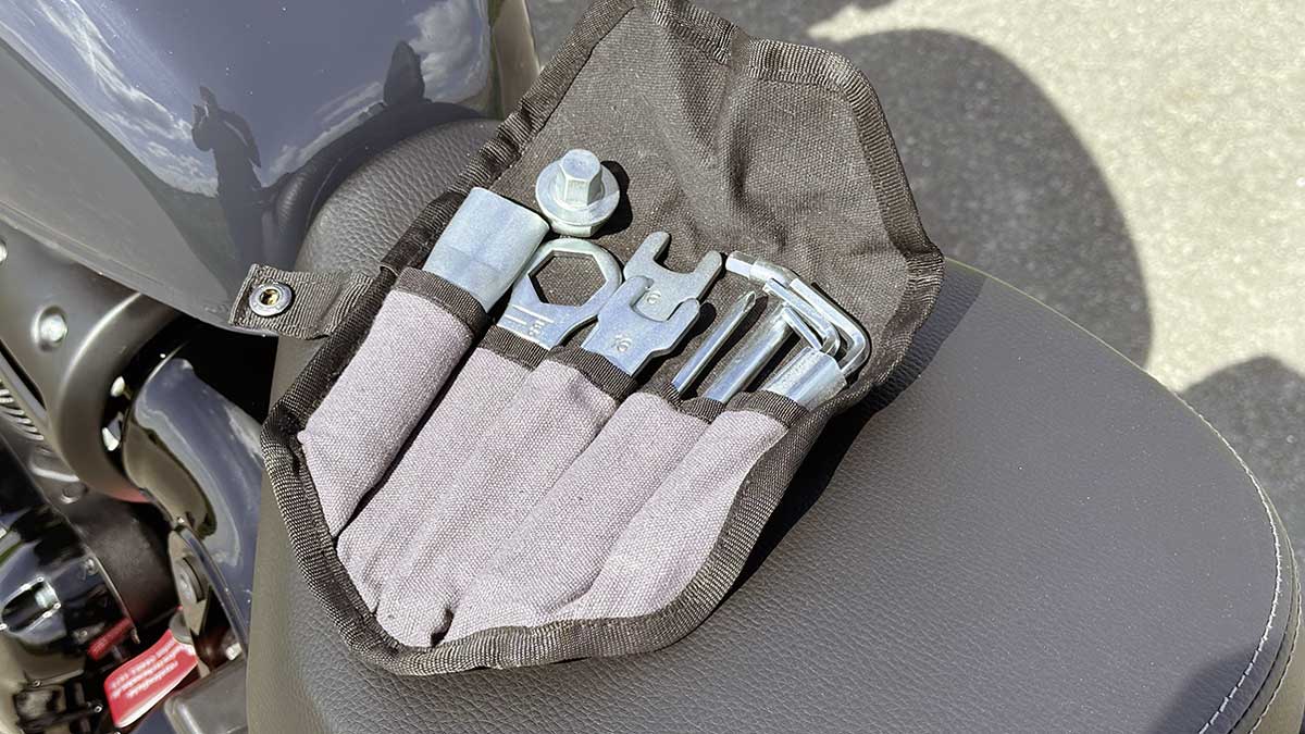 Mit dem Bordwerkzeug gelingt sogar der Radausbau