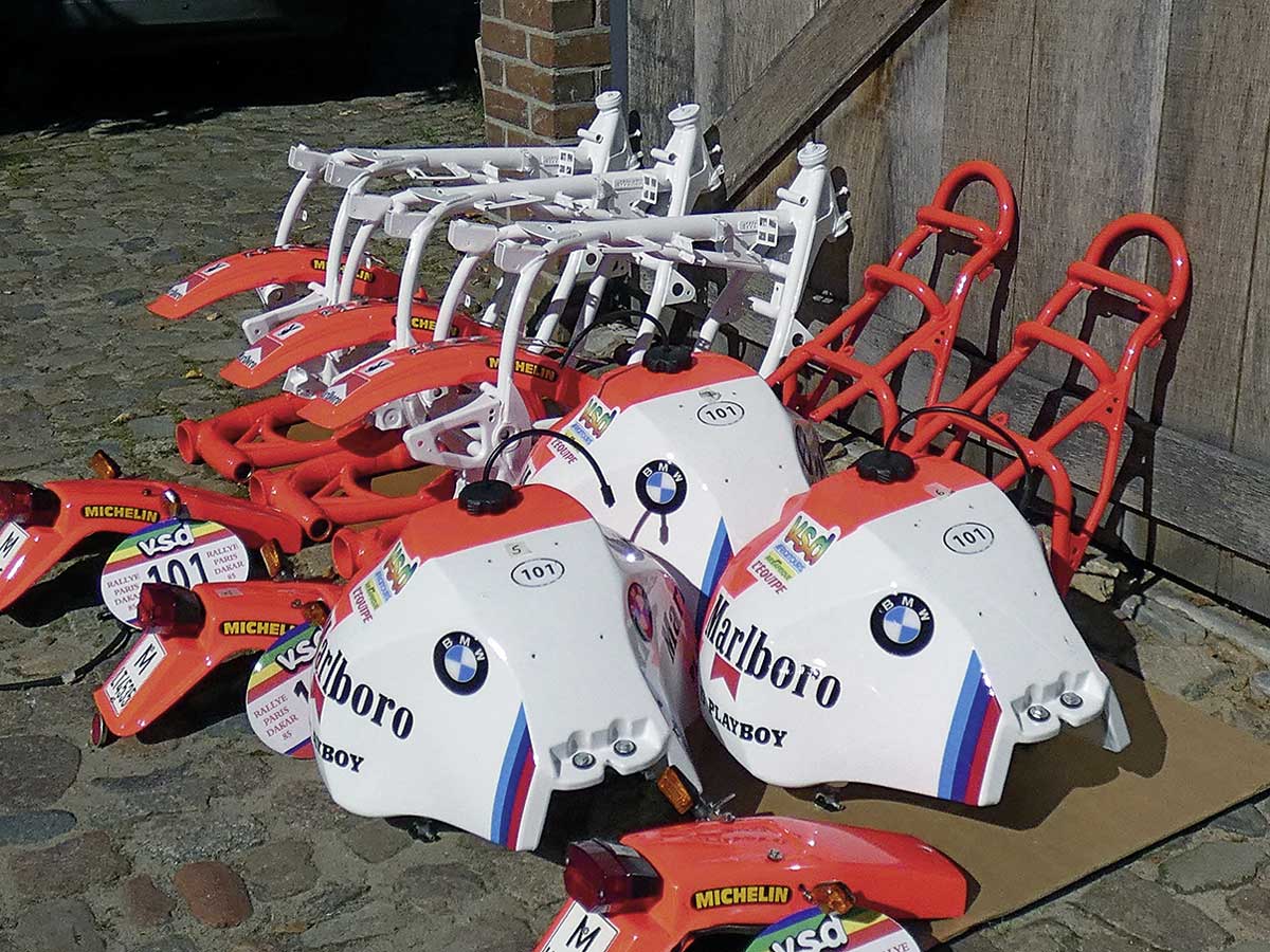 Fertige Teile warten auf den Aufbau