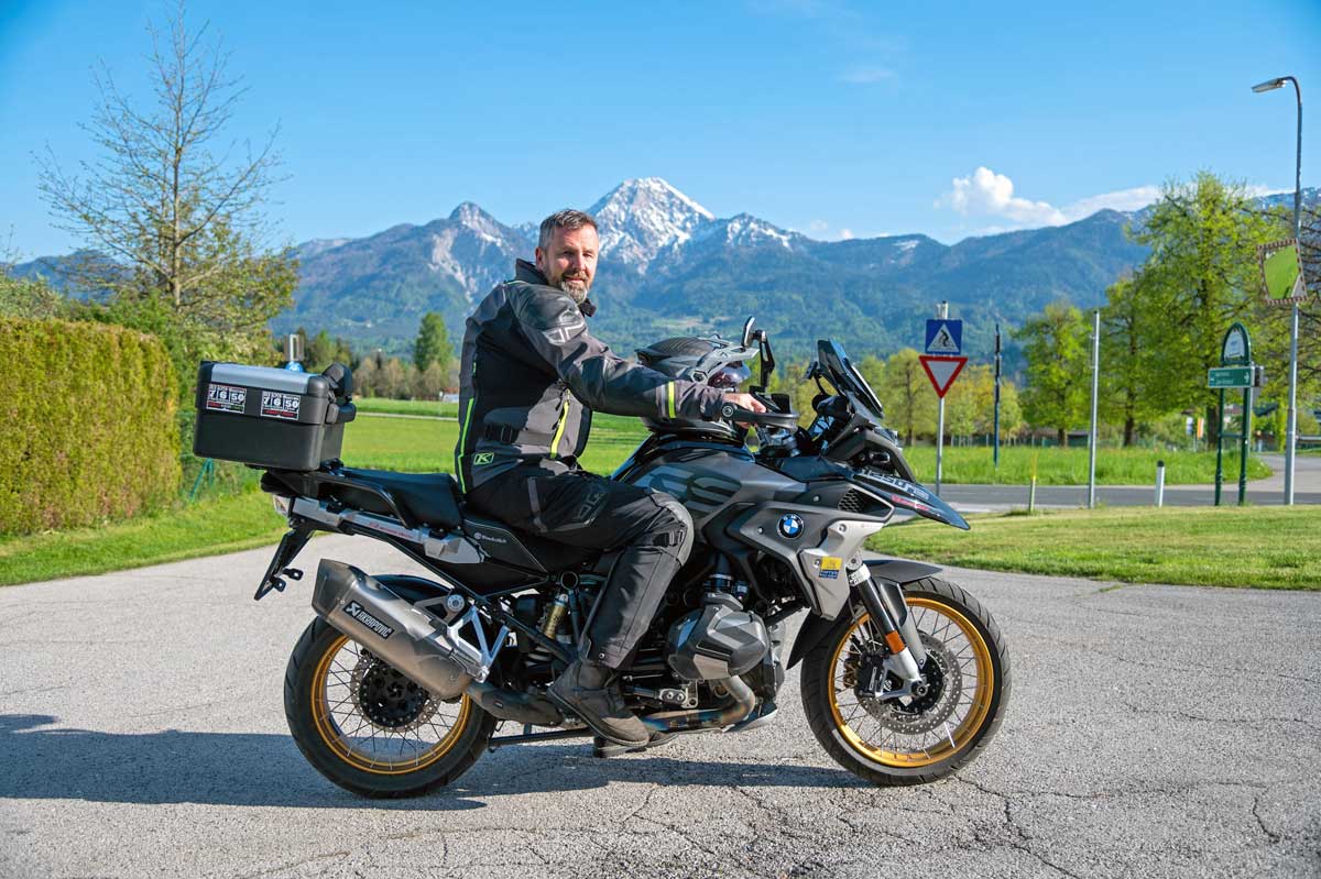 Harry Pucher zeigt den Gästen die schönsten Motorradtouren, die man nicht in jeder Straßenkarte findet.