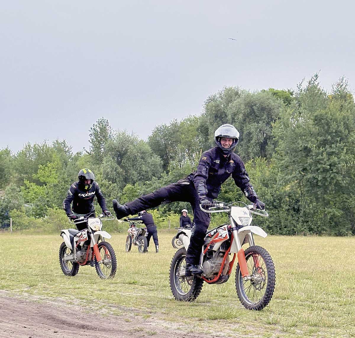 Balanceübungen auf der grünen Wiese