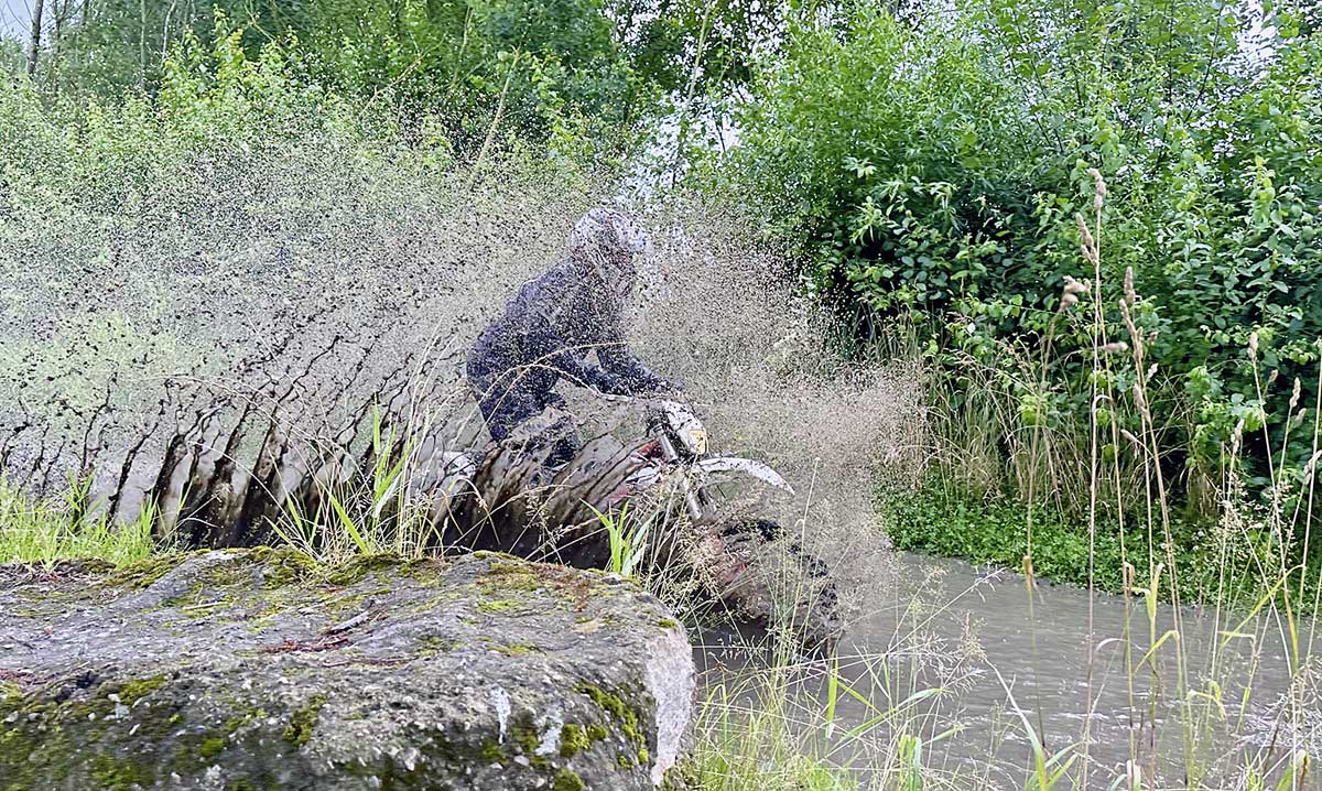 Voll durch die Pfütze - da wird Mann (und Frau) zum Kind …