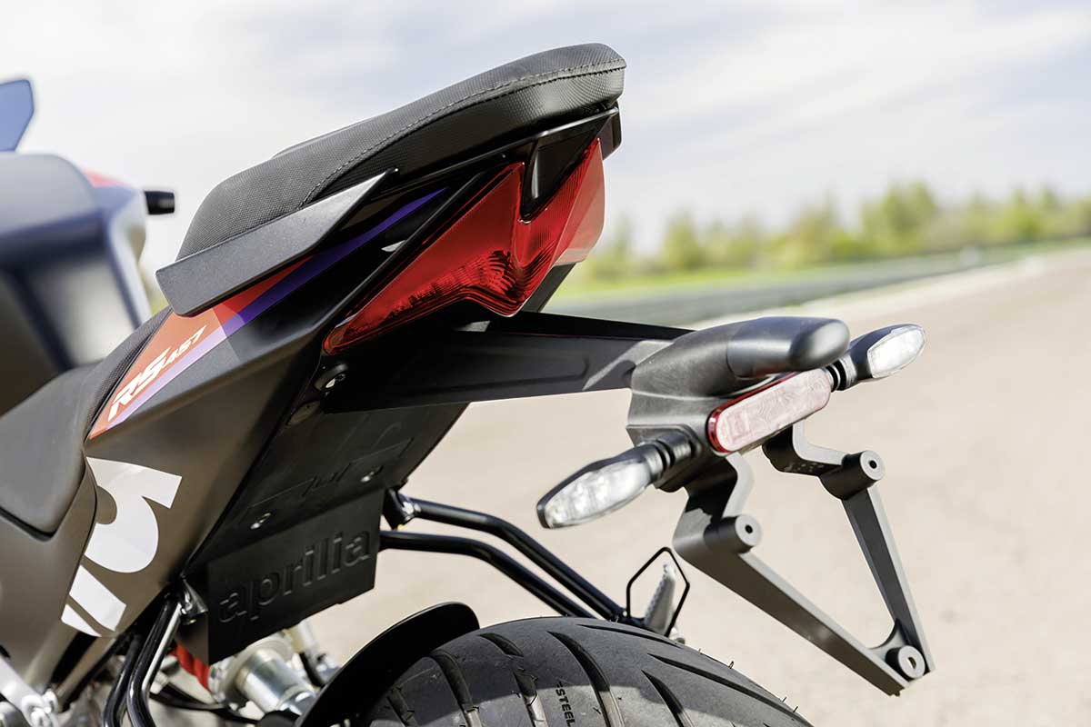 Filigraner Kennzeichenhalter