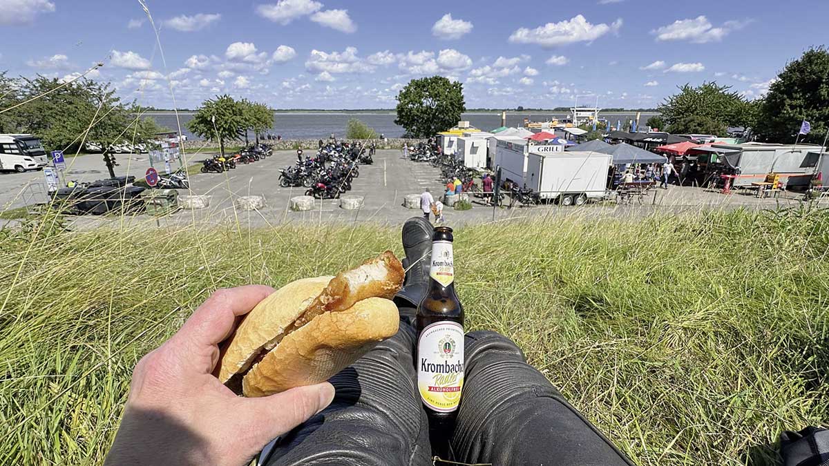 Pause bei der Motorradtour: Fischbrötchen am Lühe-Anleger