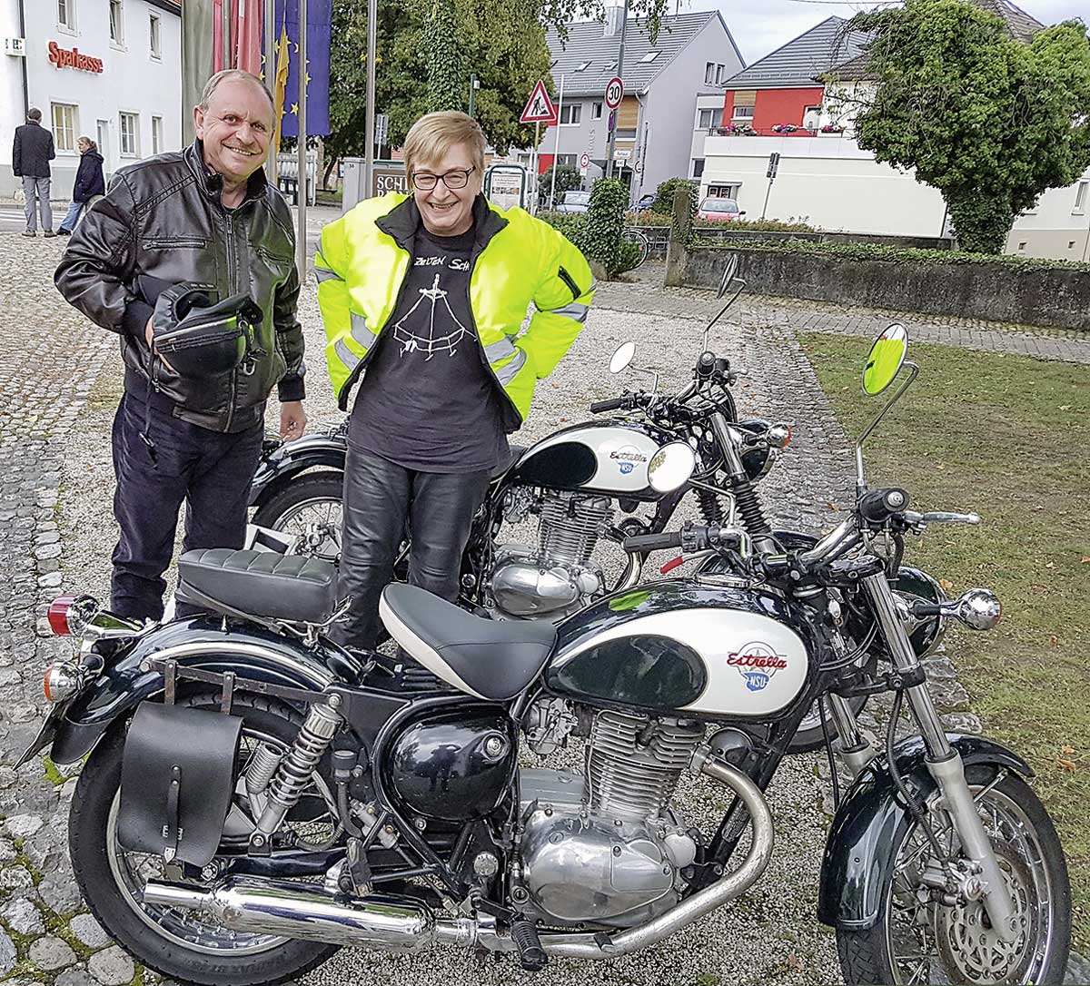 Lucia hat es geschafft! Endlich kann sie mit ihrem Mann auf Motorradtour gehen.