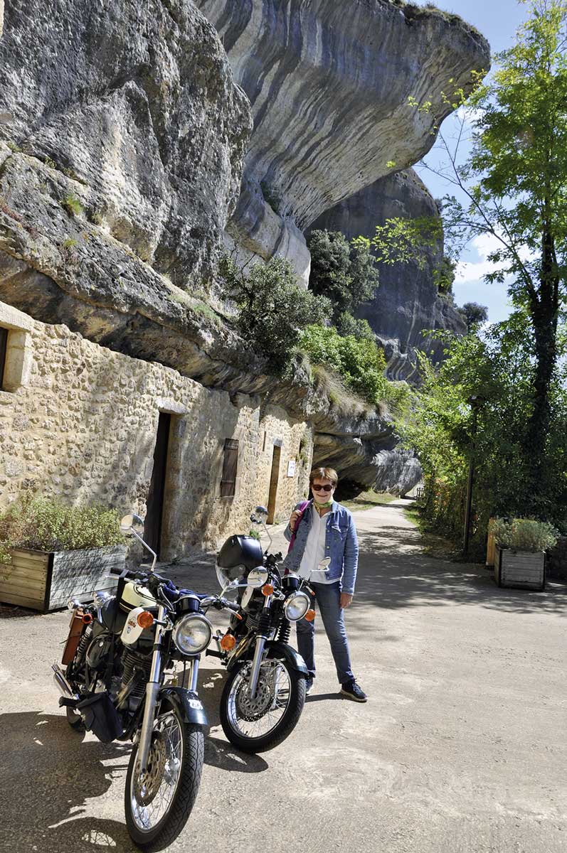 Les-Eyzies-de-Tayac-Sireuil Malerischer Ort unter überhängenden Felsen