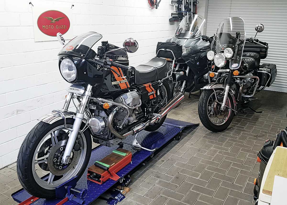 Eine Guzzi bleibt selten allein - auch in der Garage nicht 