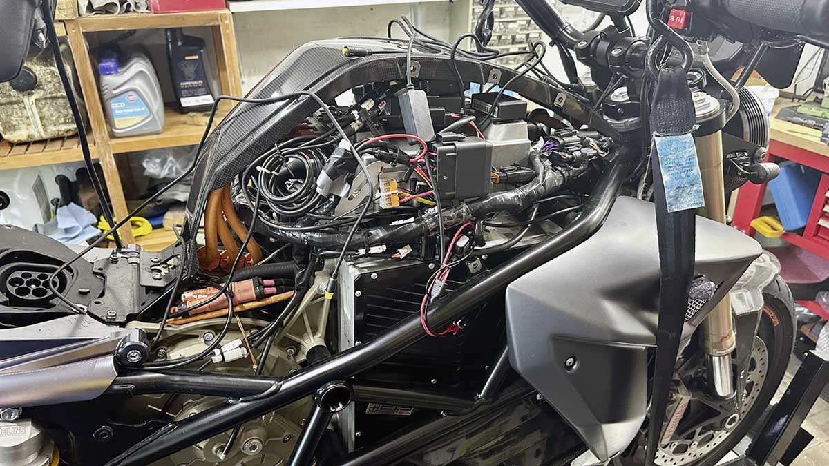 Einbau in die Energica - sieht schlimmer aus, als es ist