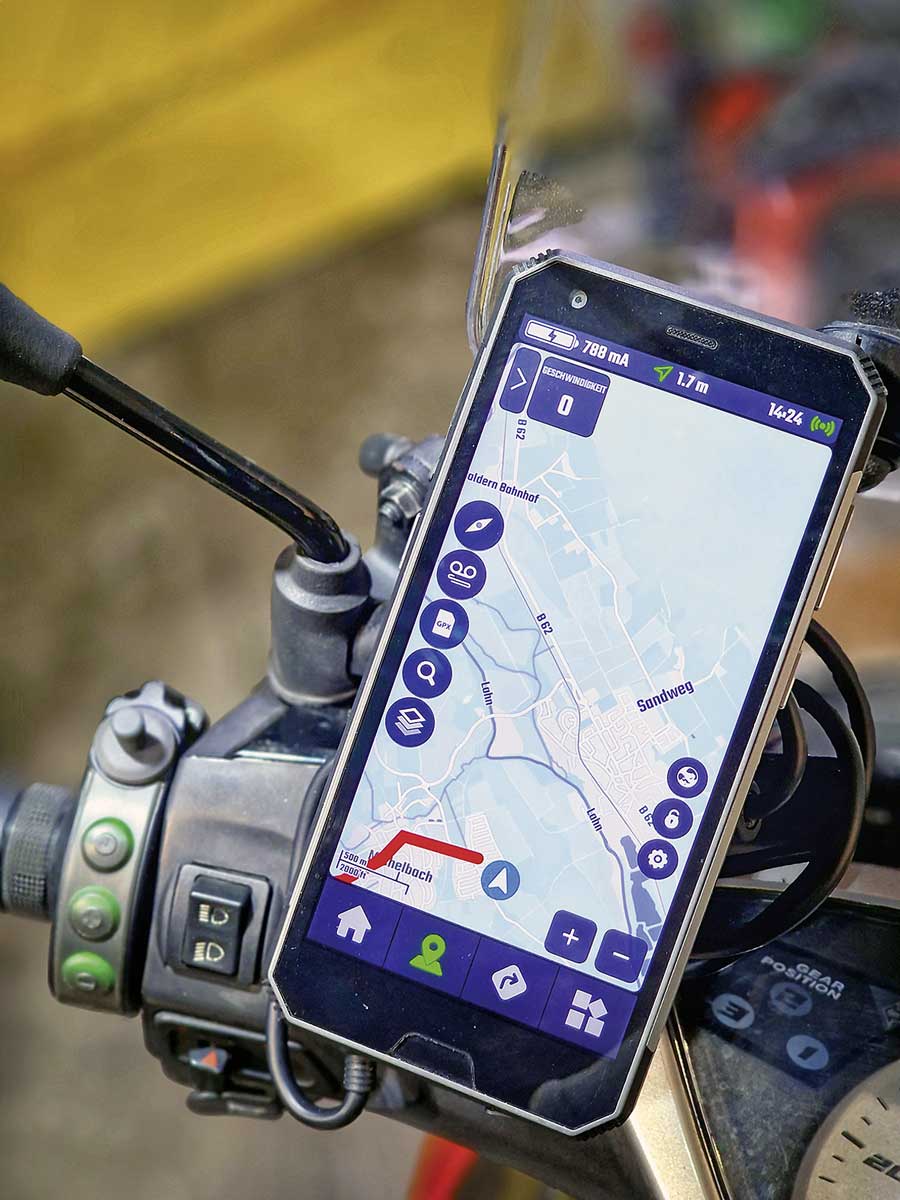 Das T665 in Handygröße an einem Motorroller mit Adventure-Controller