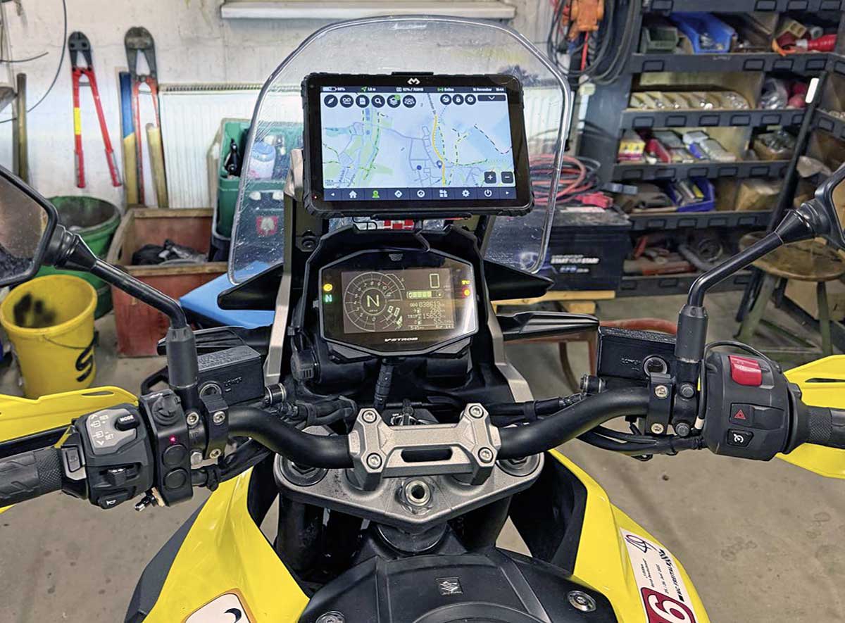 T865 an einer Suzuki V Strom 1050 mit DMD Remote 2 am Lenker