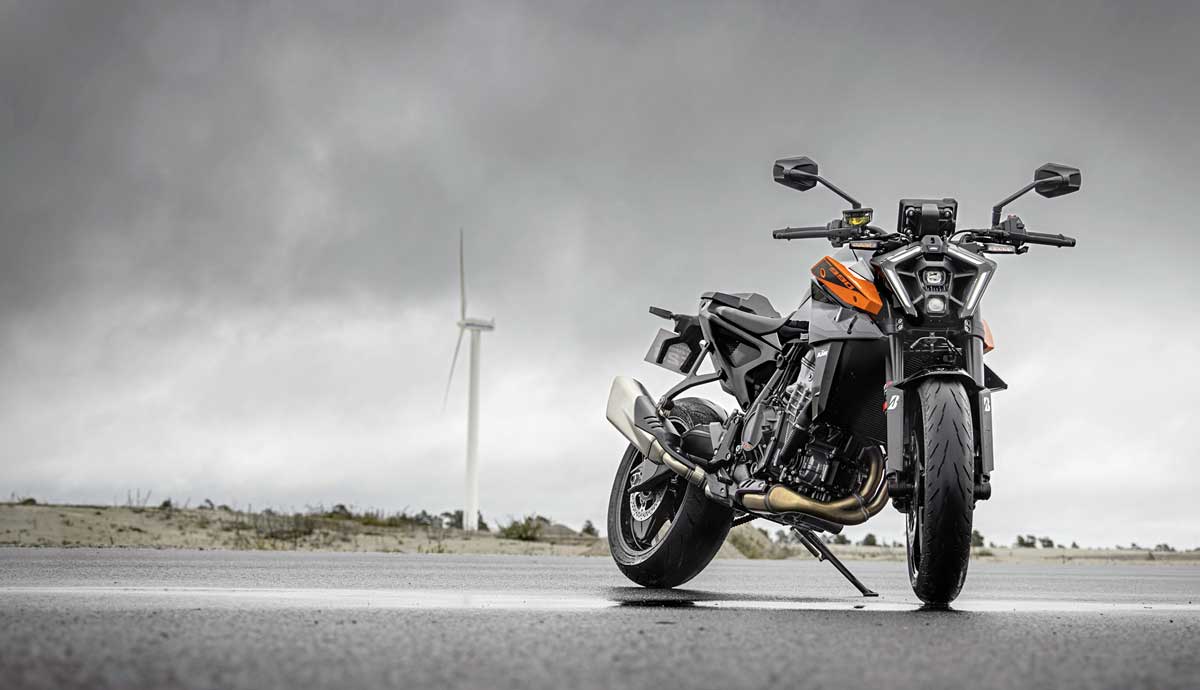 Dunkle Wolken über KTM. Foto: Bridgestone – Präsentation des Battlax Hypersport S23 auf der 2024er KTM Duke 990 „The Sniper“