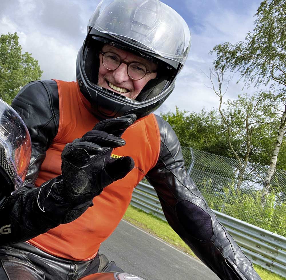 Pastor Holger Janke als Instruktor auf dem Nürburgring