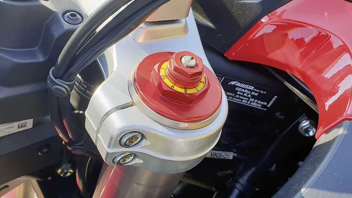 Die voll einstellbare Vorderradgabel bietet satte 210 mm Federweg sorgt auch auf rumpeligen Straßen für guten Fahrkomfort.