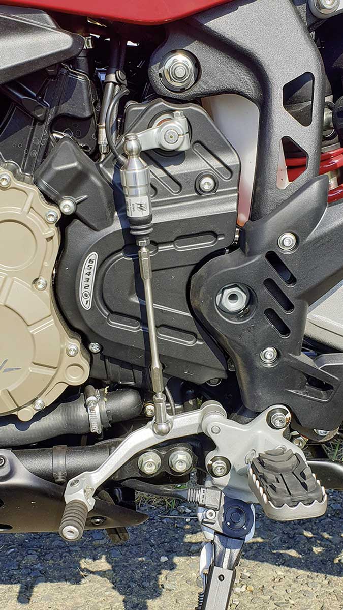 Mit dem serienmäßigen Quickshifter lässt sich die Drehfreude des agilen Triple voll auskosten.