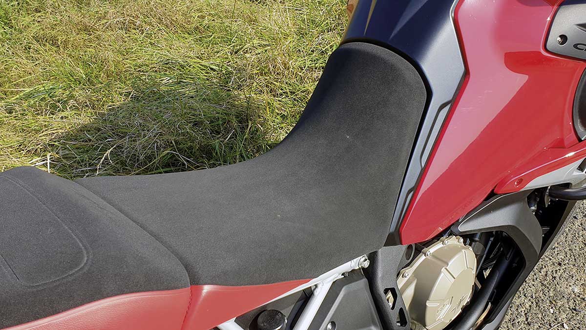 Sportliche Sitzbank mit tiefer Mulde statt Tourensofa, der Komfort ist dennoch gut und auch der Bezug weiß zu gefallen.