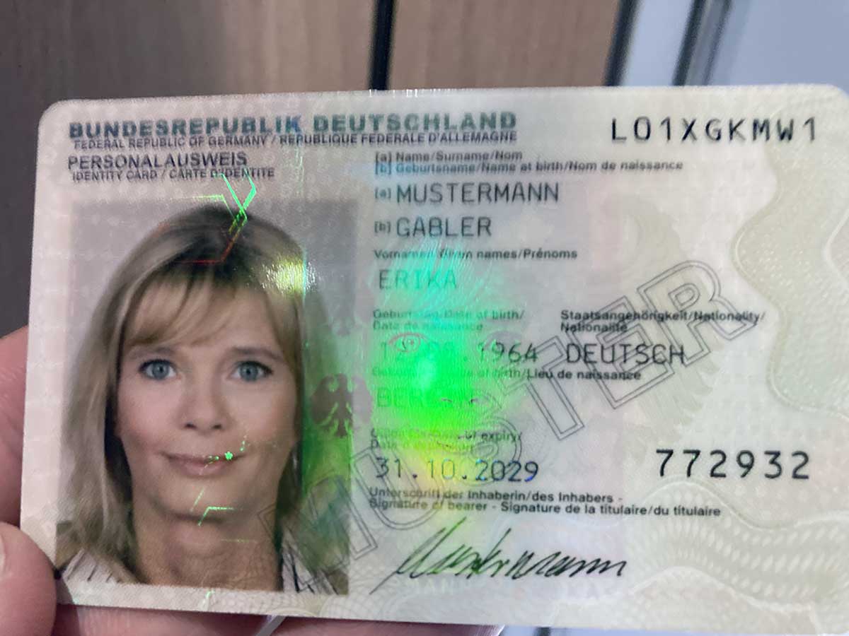 Der Personalausweis der allzeit bekannten Frau Mustermann mit dem einzigartigen Hologramm auf der Vorderseite