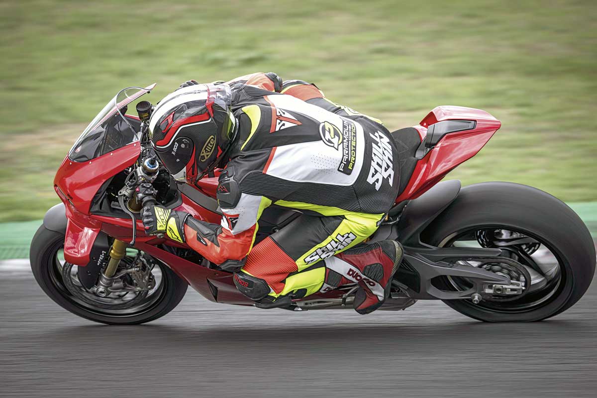 Michael muss sich ziemlich zusammenfalten