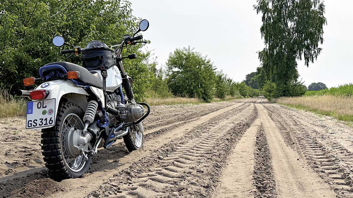 Auf Feldwegen macht die 800er GS auch heute noch sehr viel Spaß!