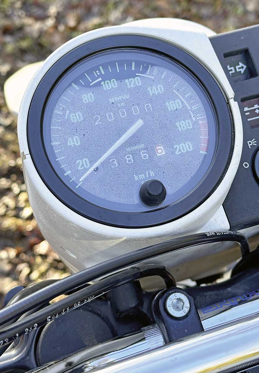 Der BMW Tacho beschlägt auch heute noch