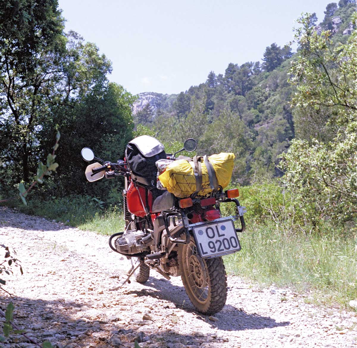 Ans Mittelmeer mit Zelt und Penntüte - mehr brachte man 1990 nicht. Heute ist die Vollausstattung dabei und das Motorrad reist vielfach auf dem Anhänger - Zeiten ändern sich ...