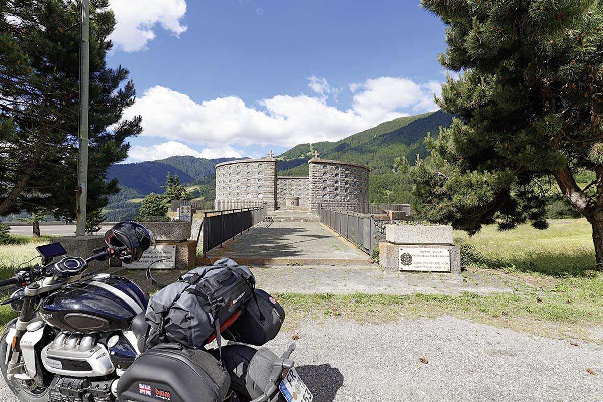 Umstrittenes Beinhaus aus der Zeit des Faschismus am Reschenpass