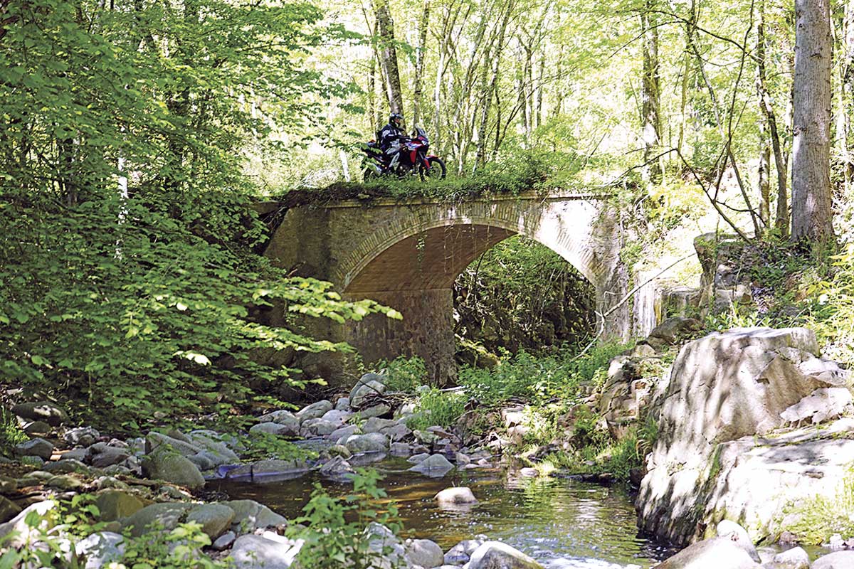 Idyllische Steinbrücke irgendwo im Wald