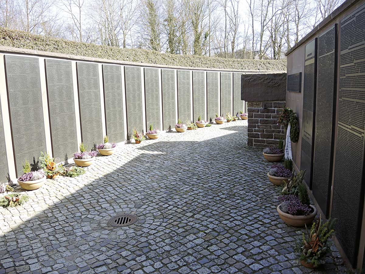 115 Bronzetafeln mit den Namen gefallene deutscher U-Boot-Fahrer am Ehrenmal Möltenort