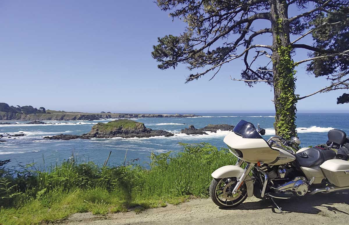 Stilvoll - mit der Harley auf Tour an der Pazifikküste