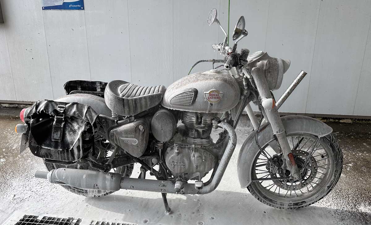 Vor der Lackpflege wird eine Grundreinigung in der Waschbox durchgeführt