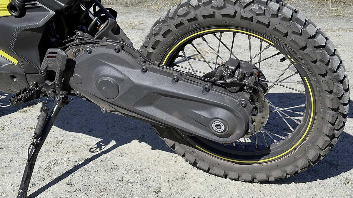 Einarm-Schwinge und Kettenkasten sind eine Einheit