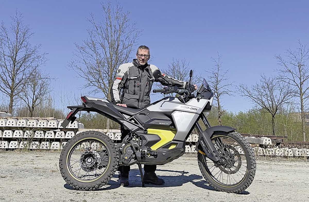 Die Can-Am Origin 73 erscheint recht hoch, bei 174 cm Körperhöhe und mäßig langen Beinen kommt aber gut an den Boden.