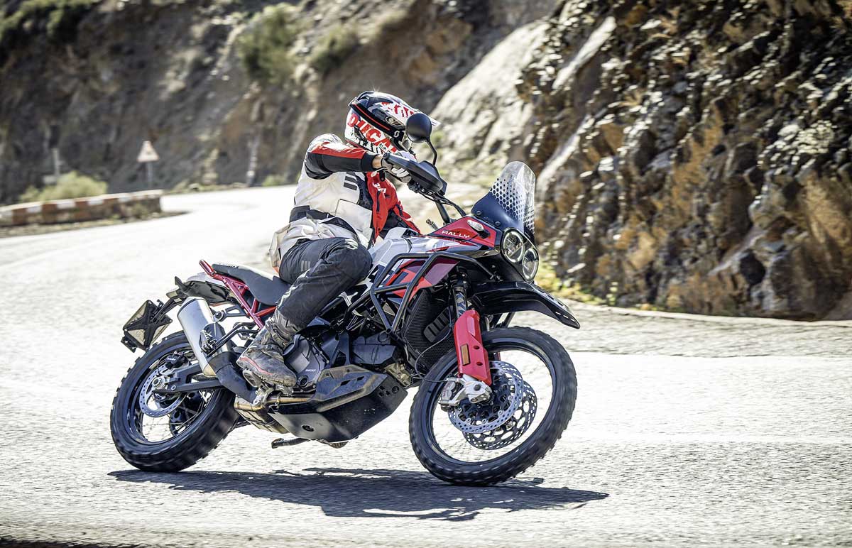 Auch auf der Landstraße macht die DesertX viel Spaß