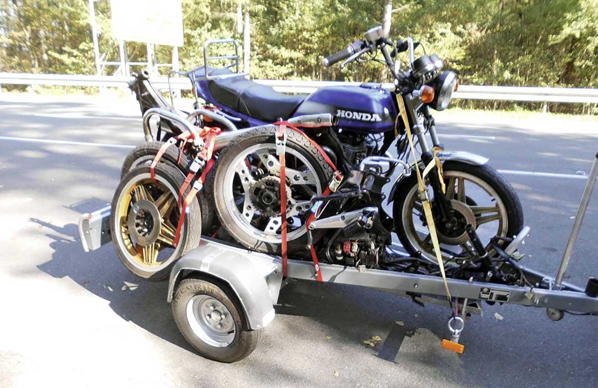 Die Basis: ein Haufen Honda CB 400 Teile + Maschine