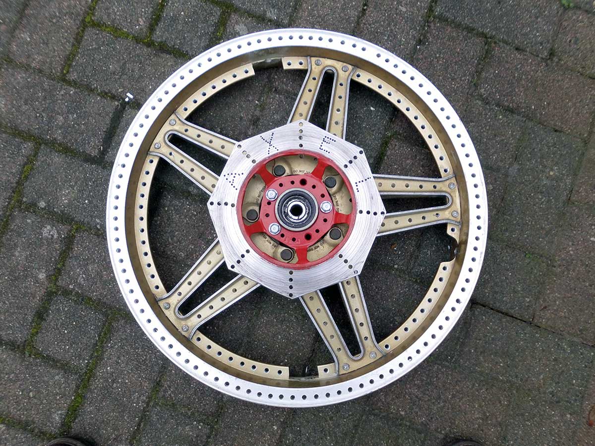 Loch an Loch und hält doch …