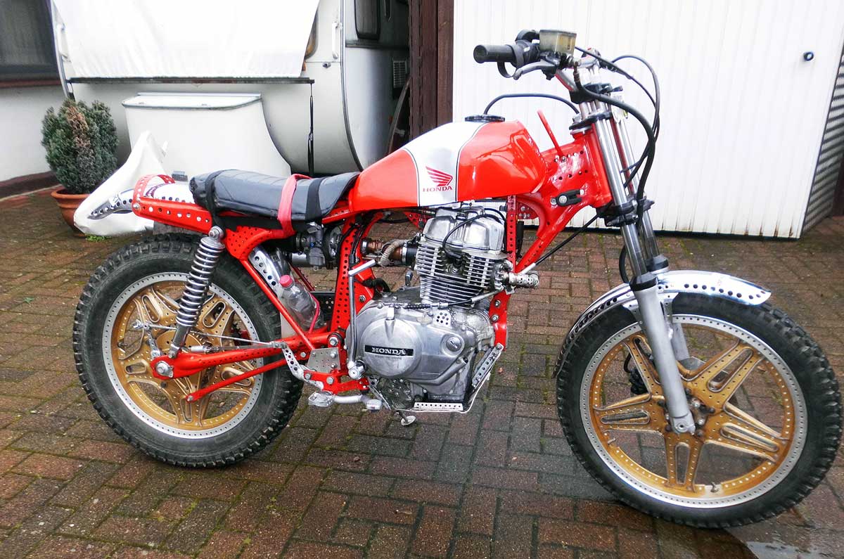 Diese Honda CB 400 ist ein einzigartiges Classic-Trial-Bike