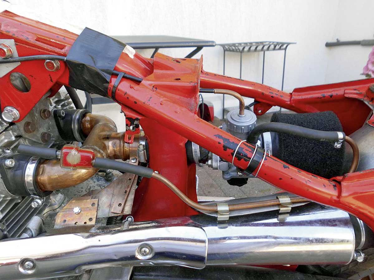 Massiv modifizierter Vergaser- & Ansaugbereich 