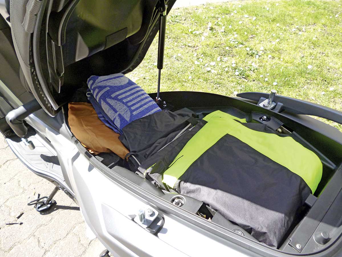 Staufach unter der Sitzbank