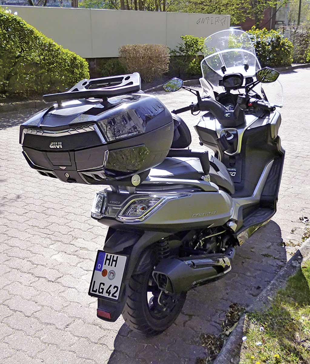 Das GIVI-Topcase erweitert den Gepäckraum