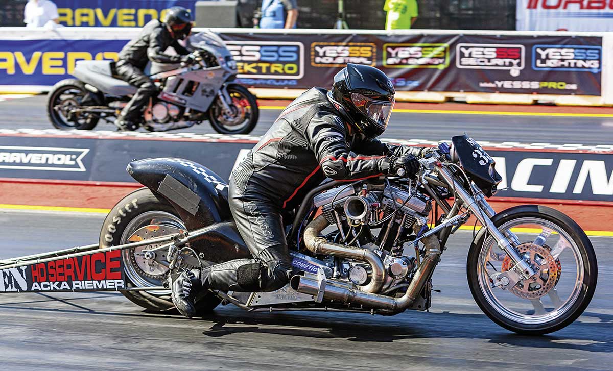 2,4 Ltr. Hubraum, ca. 250 PS. Rahmen Eigenbau. Vorbesitzerin Annemarie Datzer (ehemals schnellste Frau Europas). In dieser Klasse findet man viel Bikes, die in die Jahre gekommen und zu langsam für deren damalige Klassen geworden sind. Drag Bikes mit viel Historie.