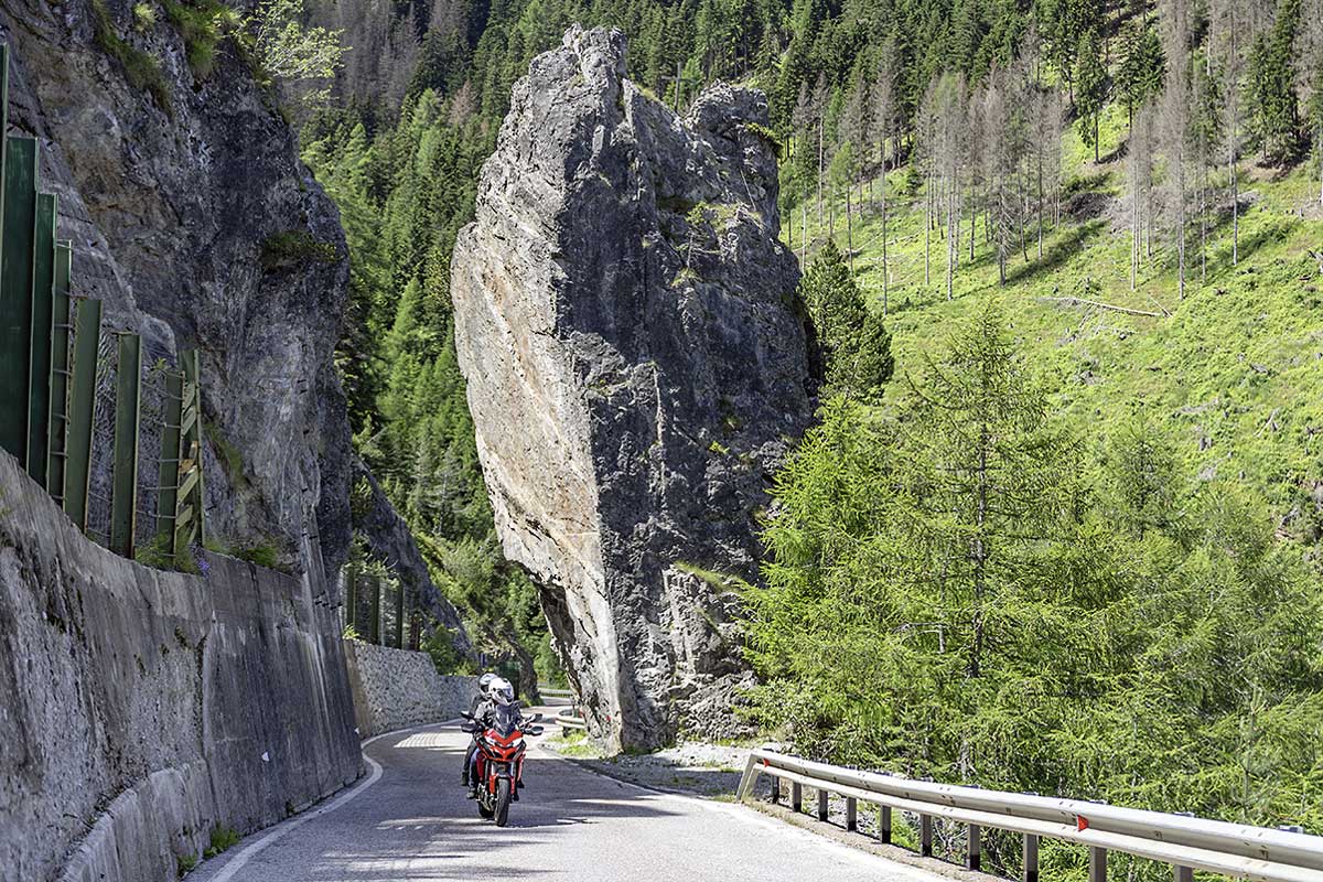 Spektakuläre Felsformation auf der SS508 auf dem Weg zum Penserjoch