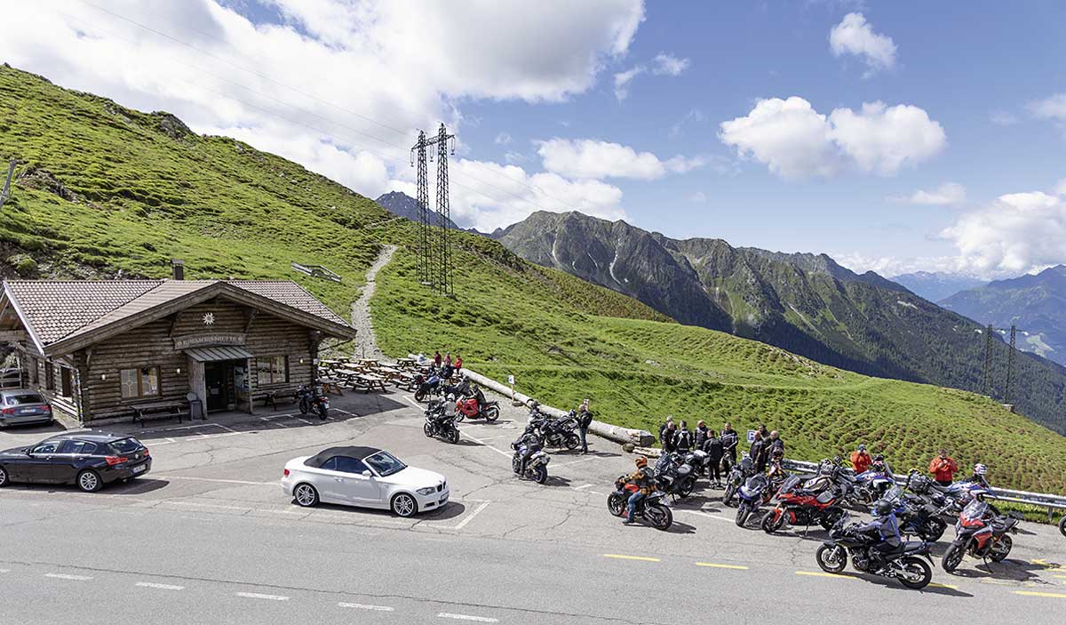 Die Edelweißhütte auf der Passhöhe des Jaufenpasses ist ein beliebter Motorradfahrer-Treffpunkt