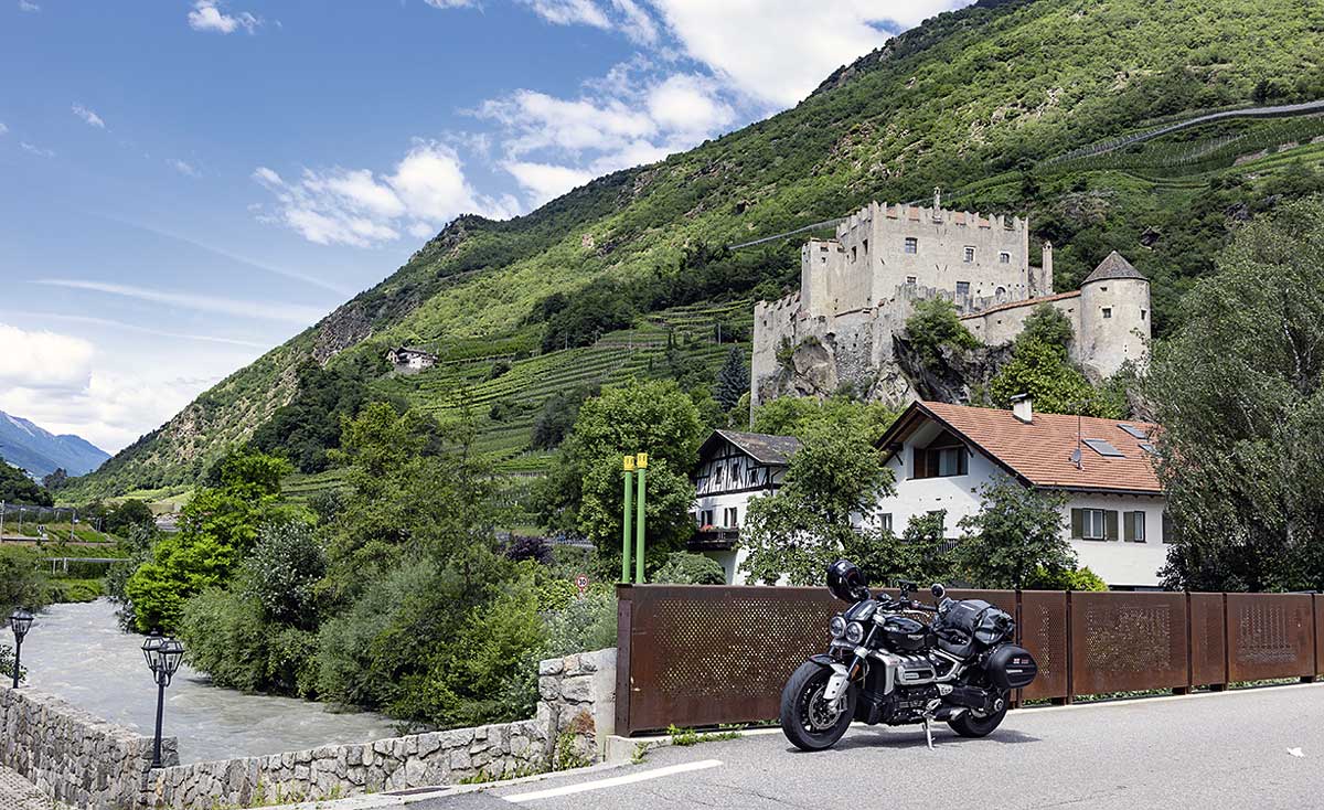 Kastelbell (Castelbello) mit seinem gleichnamigen Schloss liegt im Herzen des Vinschgaus
