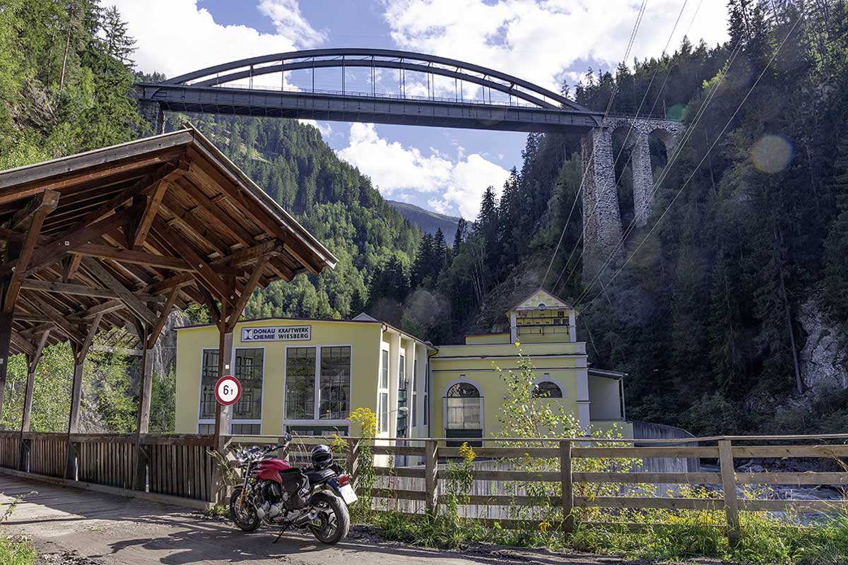 Über die historische Trisannabrücke fährt heute die Arlbergbahn