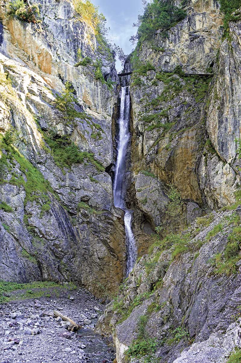 Kleine Abkühlung: der Wasserfall Edelbach bei Elmen