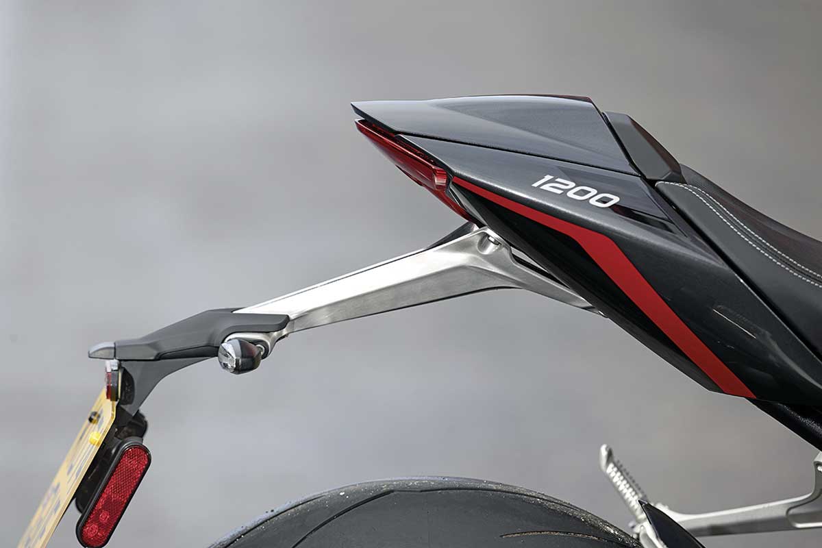 Für die Rennstrecke abnehmbarer Kennzeichenhalter